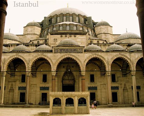  La Mezquita de Süleyman el Magnífico: Una Síntesis Armónica de Color y Espacio