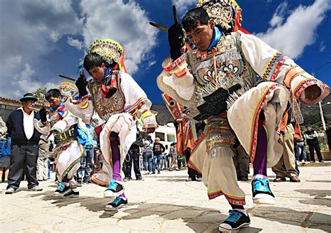  “La Danza de los Hombres”  una vibrante explosión de colores y formas que evocan un ritual ancestral