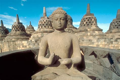  La Estupa de Borobudur ¡Una Danza Celestial en Piedra!