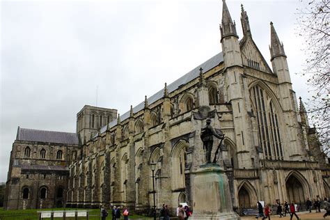  La Puerta de Uta en la Catedral de Winchester: Un Tesoro Escondido de Entalladura e Imaginación